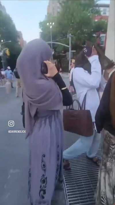 3 Muslim women caught kissing ‘I ❤️ Hamas’ graffiti in New Yorks Washington Square Park