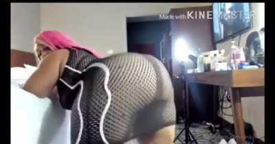 Pinkyxxx farted, so loud so long, she couldnât even believe it Victoria cakes in the background said damn.