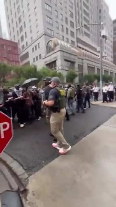 Footage from 26 Federal Plaza from earlier showing ICE agents and an ICE van forced to retreat as New Yorkers mobilized against them.