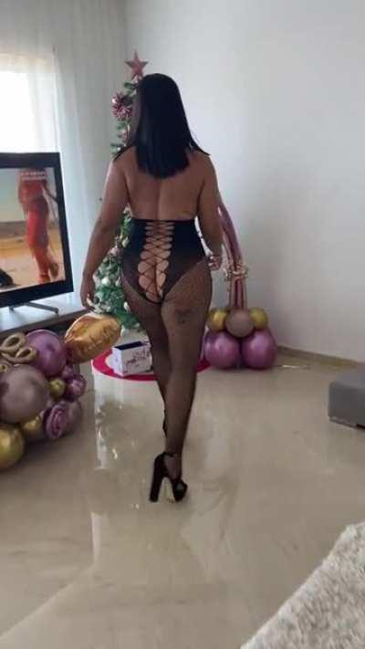 Do we enjoy a phatass mom walk here ? f40