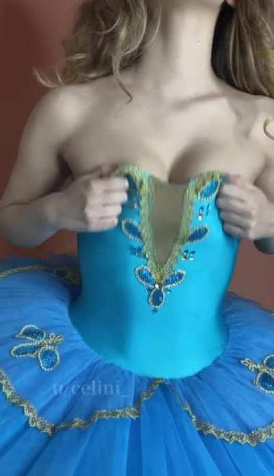 Update! 🎉 A lot of you guys asked for more of my silly naked dances, my ballet nudes and getting to know me better! So I’m super excited to announce my OnlyFans page, for those of you that enjoy this kind of thing 🥳💕(Link in the comments)