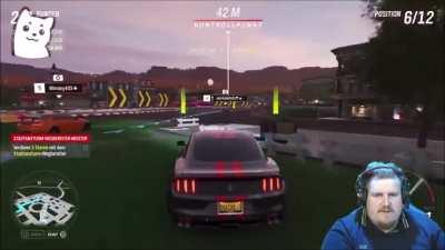 Ich kann mir das keine 30 Sekunden angucken, ohne dass ich mich von der nächsten Brücke stürzen will. Wie kann jemand der seit Jahren nur daheim sitzt und zockt so dermaßen schlecht sein?