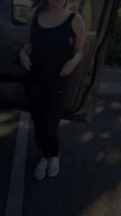 Riskiest titty [f]lashing I have done yet! Sooooo many people and cars 🙈🙈