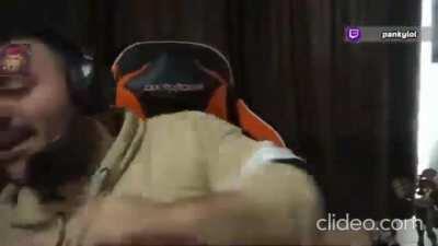 Panky kameraya yumruk