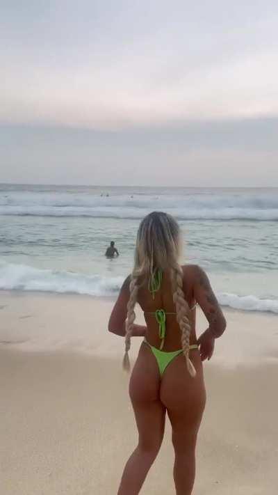 Thallita Treyce se exibindo na praia