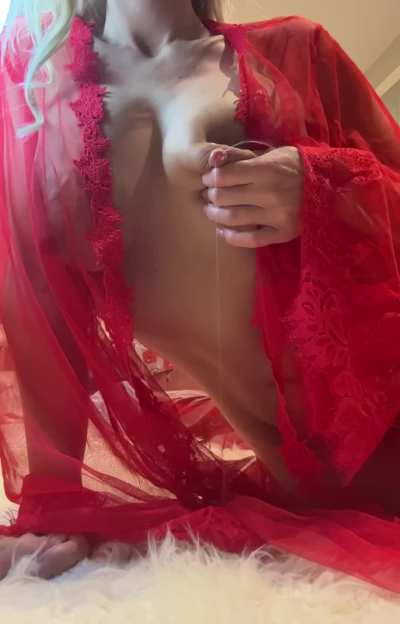 Mom knows how to treat her cubs 