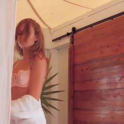 Josephine Skriver never fails to get me hard