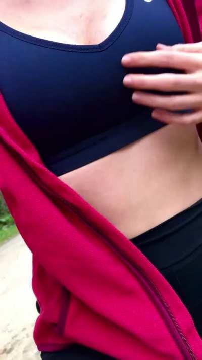 Couldn’t even resist to flash my tits while there are hikers all around me, i think the older saw me🤪