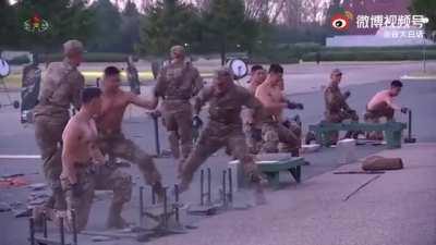 北韩国防发展展览会士兵表演头顶开砖，银枪刺喉，胸口碎大，金总书记亲自观看亲自鼓掌