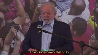 O Lula ontem falou que a terra era redonda e que o Bolsonaro não sabia disso. Hoje o Bolsonaro, pela primeira vez, colocou um Globo terrestre girando na LIVE. Meu deus do céu!