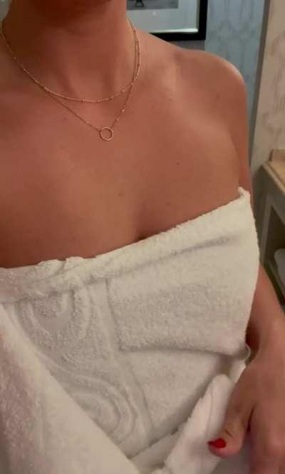 A real girls trip calls for a towel reveal 🔥