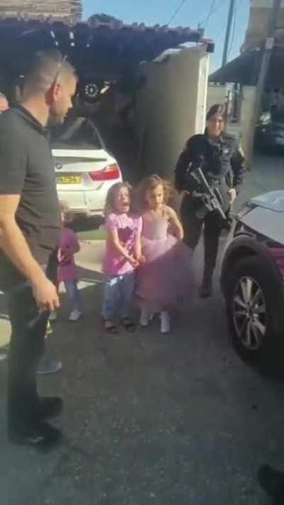 A Little Palestinian girl argues the Israeli police officer not detain a 10 years old child, under the pretence of throwing stones, in Beit Hanina, in Jerusalem