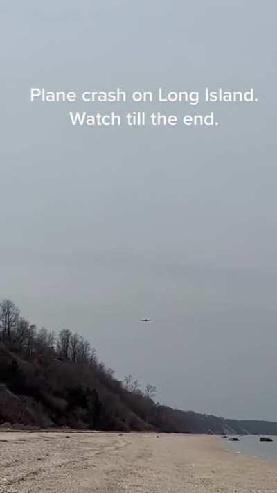 Small plane crashes in Long Island