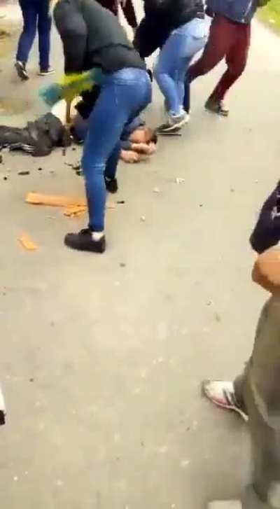 Video del linchamiento al ladron con acceso por colectora [explicit]