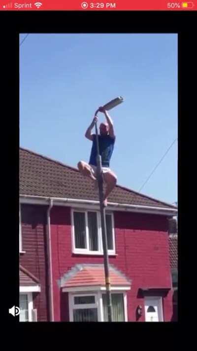 Oh yeah, I’ll hang on the thin unsupported branch of this street light! (Post from r/MaybeMaybeMaybe)