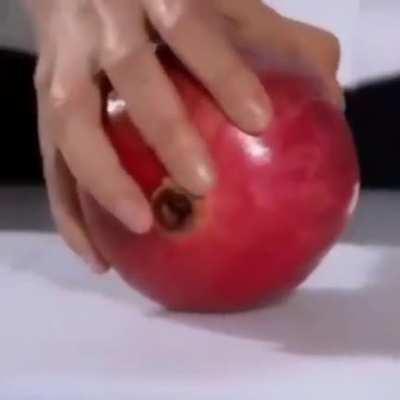 Então é assim que se abrir uma Romã??