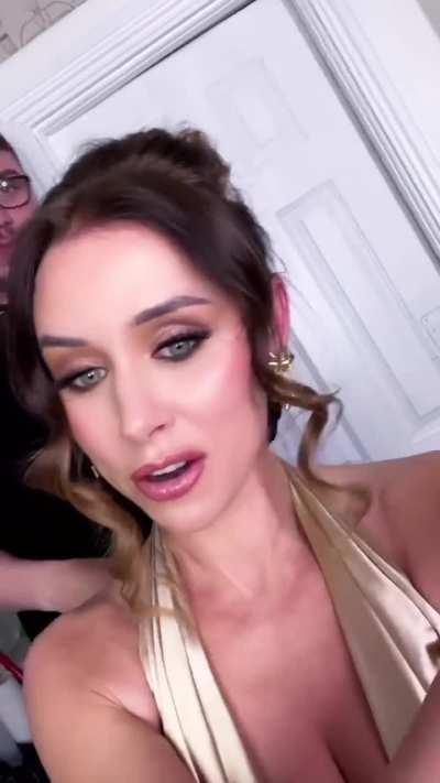 Una Healy perfect cleavage