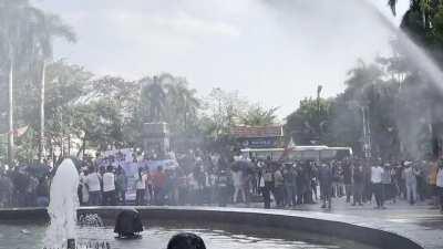 Philippine Police use water cannon to disperse Covid Anti-Vaxxers in Manila