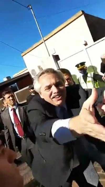 Vio a Alberto y le gritó 