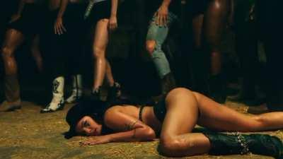 a ten sec loop of Halsey twerking