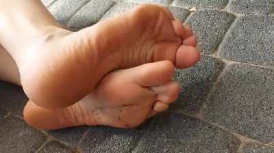Do your job and clean my smelly toes 🤤💦