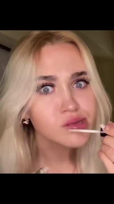 What is going on with her mouth movements 😭😭