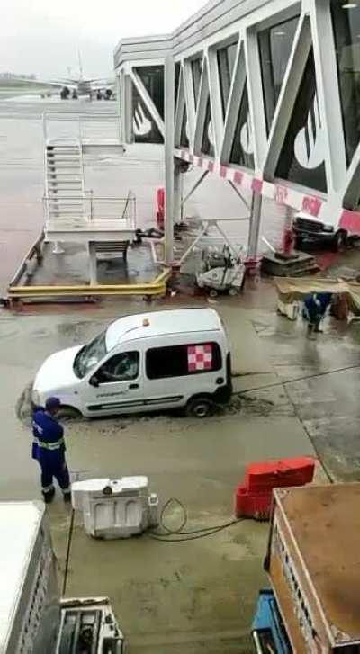 Mientras tanto, en el aeropuerto de Ezeiza