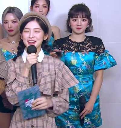 210122 - Yuqi Teasing Arin During an Interview