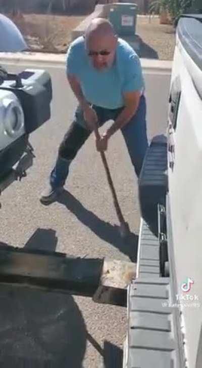 To chop the cable of the towing truck