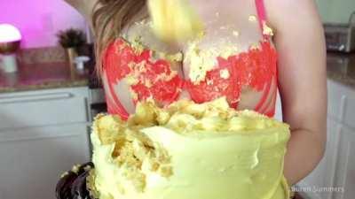 Cake in the kitchen with L. a. u. r. e. n. - name on vid