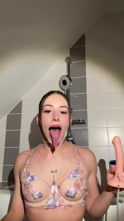 Long tongue 👅