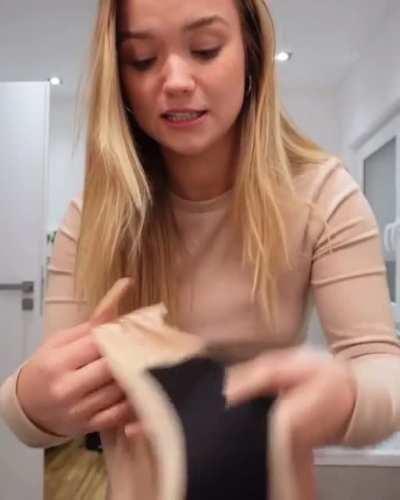 Julia Beautx in ihrer Perioden Unterwäsche… Quelle YouTube: „ich mache mir die längsten Nägel…“