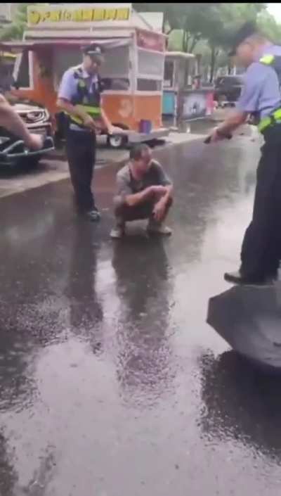 这不跑挺快的，上什么担架