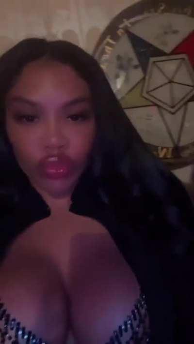 I know 🥷🏿 at that concert was steady starring at them titties 😍😍😍🤪