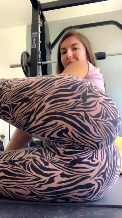 Juicy cameltoe and thick ass in leggings 