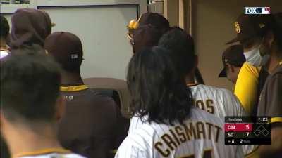 [Highlight] Ha-Seong Kim smacks a 2-run homer in the 8th to give the Padres the lead