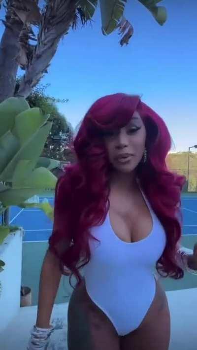 Queen Cardi’s figure 😍🤤