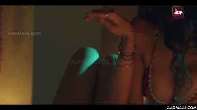 Navina bole aur poonam pandey ka randdio ki tarah lesbian sex karta hua scene link in description for full video