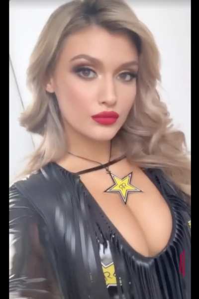 Up close with a beautiful Rockstar lady