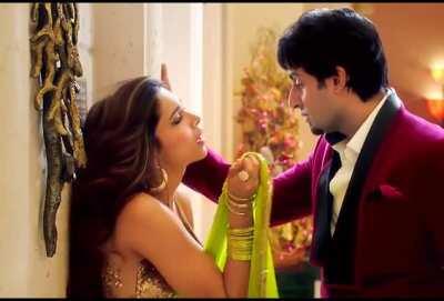Deepika Padukone in HNY was too hot too handle. Deepika in that green saree uff
