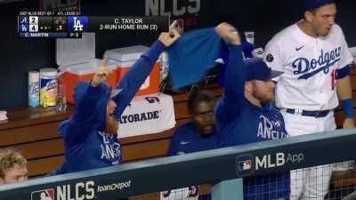 [Highlight] [Highlight] Chris Taylor hits his second homer of the day, a 2-run shot to make it 6-2 for the Dodgers!