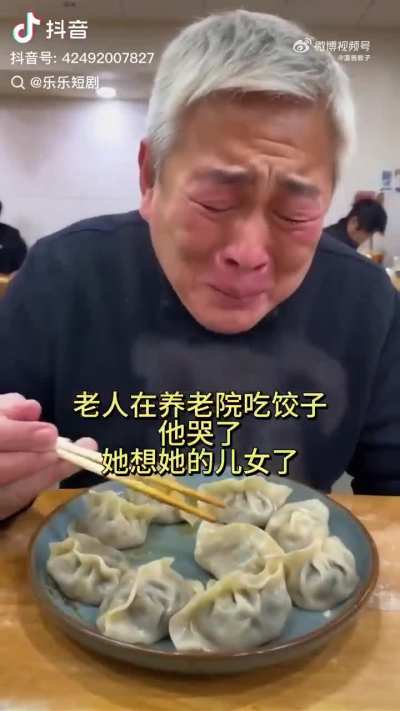 老人今年 78 岁了，有四个儿子。但由于家里没人能在家照顾他，最终只能把老人送到养老院。在养老院里，老人吃着饺子，眼泪却止不住地流下来，那画面实在是让人心疼。