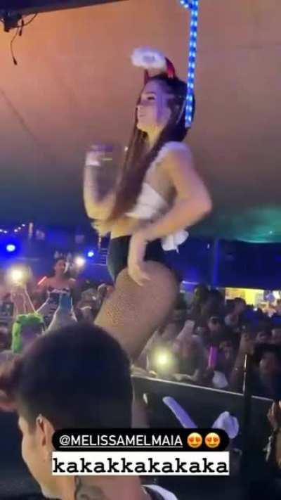 Uma putinha em cima do palco