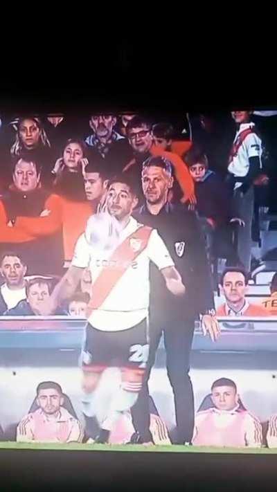 Jajaja miren a Demichelis, tiene unas ganas de entrar un ratito tremendas