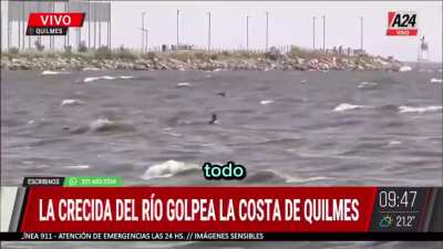 Minutos después de estas imágenes y advertencias, una nena murió electrocutada en el mismo lugar. Quilmes