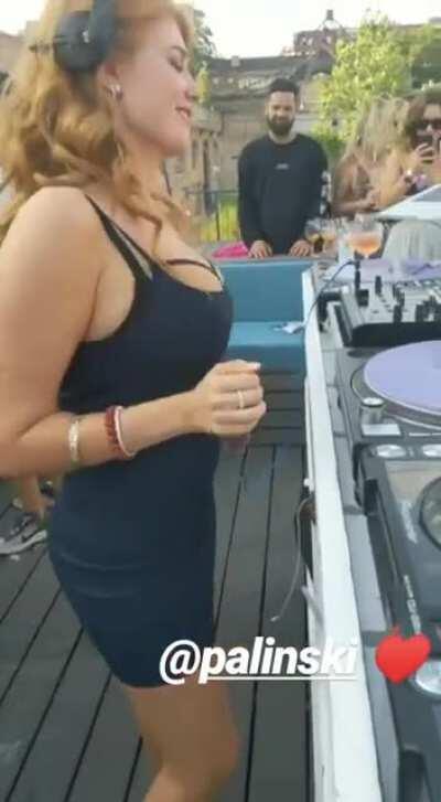 DJ