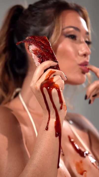 Eva | Finger licking’ good