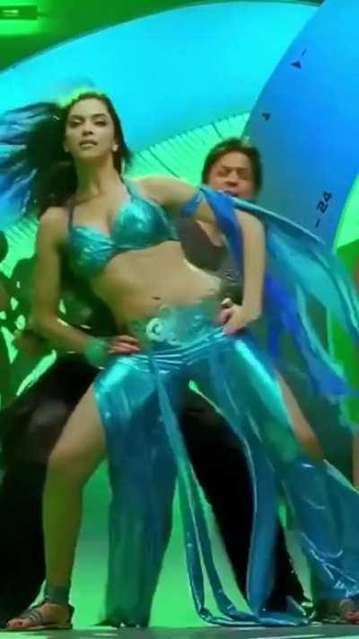 Deepika Padukone 👀😍She knows to properly move her body..