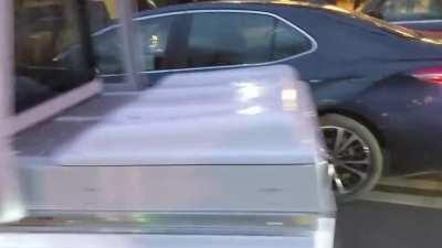 'Just a minute!' Creating a safe space for people on bikes and scooters at places that are temporarily blocked by car drivers. (Valencia Street, San Francisco🇺🇸)