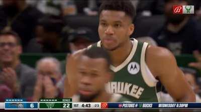 [Highlight] Point Giannis finds Hill with the bounce pass in transition